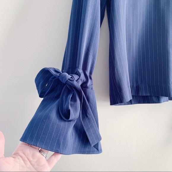 J.O.A Los Angeles • Pinstripe Bell Sleeves‎ Tie Wrist Top in Navy Blue, Size XS - Picture 6 of 11